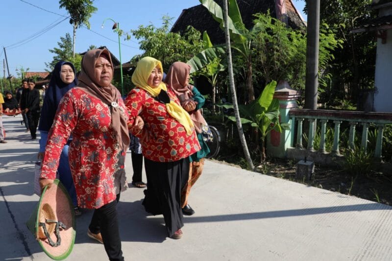 Seorang ibu hamil dibantu warga melakuan evakuasi setelah rumahnya ikut terendam banjir pada Simulasi Evakuasi Mandiri di Desa Nglungger, Blora, Jawa Tengah pada Senin (15/5).