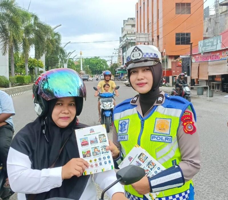 Foto:Personil Polwan Lalu Lintas Polres Bireuen Kampanyekan Tertib Berlalu lintas, sumber:InfoPublik.(dok) 