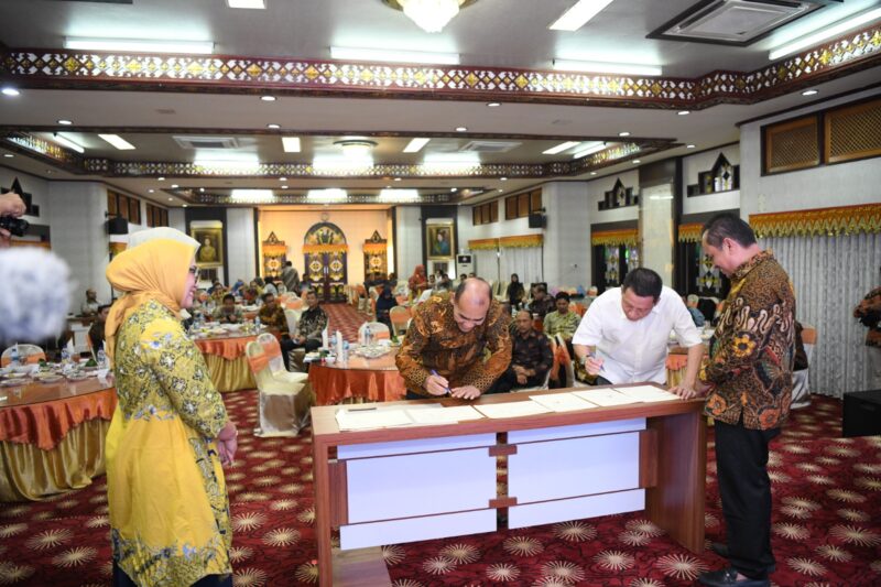 Pemerintah Aceh menandatangani nota kesepakatan dengan sepuluh rumah sakit vertikal kementerian kesehatan. Penandatanganan dilakukan langsung Penjabat Gubernur Aceh Achmad Marzuki dengan para direktur dari 10 rumah sakit vertikal kementerian kesehatan di Pendopo Gubernur Aceh, Selasa 27 Juni 2023, dan disaksikan langsung Menkes Budi Gunadi Sadikin secara virtual.