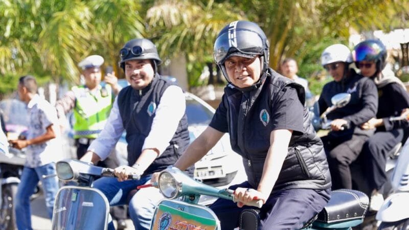 Penjabat Gubernur Aceh, Achmad Marzuki, didampingi Kadis Pariwisata Almuniza Kamal, dan Plh Karo Adpim Muhammad Rahmadin, mengikuti konvoi bersama peserta Aceh Vespa Festival 2023 yang datang dari berbagai daerah di Indonesia yang dilepas di Taman Ratu Safiatuddin, Sabtu, (29/7/2023).