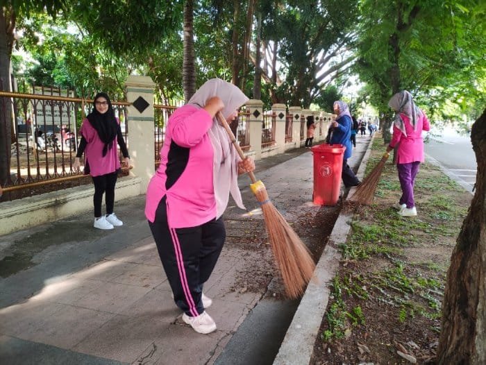 Seluruh karyawan Sekretariat DPRA melakukan aksi gotong royong dilingkungan Sekretariat DPRA sesuai dengan Surat Perintah Gubernur Aceh Nomor 660/13678. Jum'at, 22 September 2023. Foto: Dok. DPR Aceh