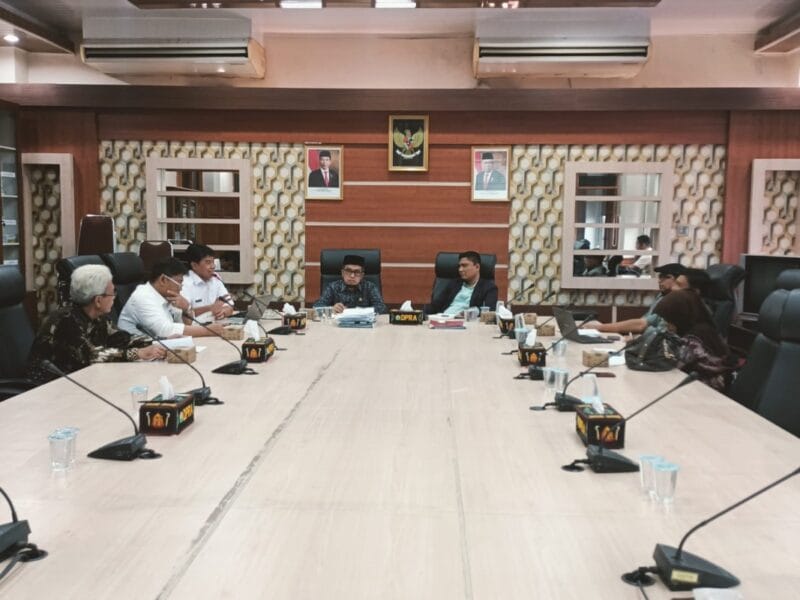 Banleg DPRA menerima masukan DJP Aceh atas Raqan Pajak dan Retribusi Aceh. Foto: Dok. DPR Aceh