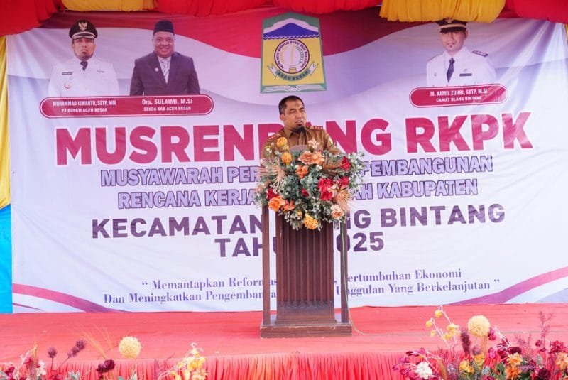 Pj Bupati Aceh Besar Muhammad Iswanto membuka secara resmi Musyawarah perencanaan pembangunan (Musrembang) perdana tingkat Kecamatan dalam rangka Rencana kerja pemerintah daerah (RKPD) Kabupaten Aceh Besar Tahun 2025 yang berlangsung dihalaman Kantor Camat Blang Bintang, Aceh Besar, Senin (04/03/2024).