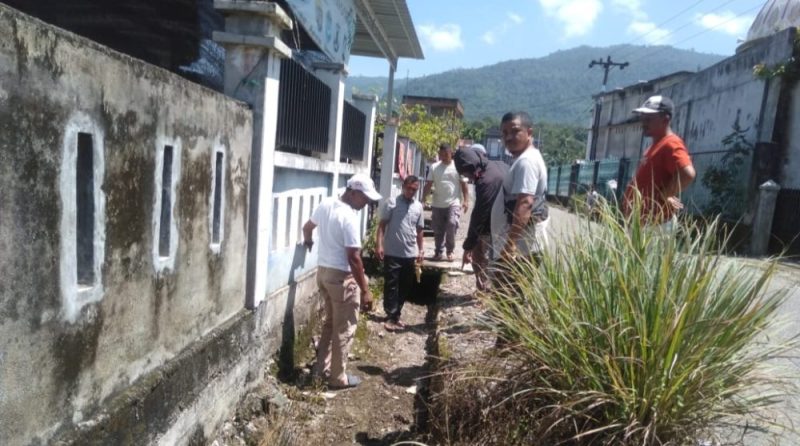 Keuchik bersama aparatur Gampong Krueng Batee mengukur titik awal pembangunan parit