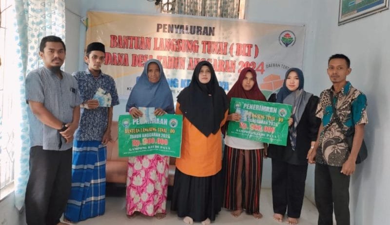 KPM diabadikan bersama Sekdes setelah penyaluran BLT 