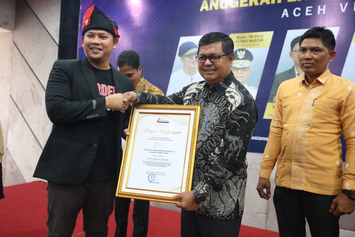 Pj Gubernur Aceh, Kepala Dinas Perpustakaan dan Kearsipan Aceh, Pj Walikota Langsa dan beberapa pejabat public menerima penganugerahan tokoh penggerak literasi.(foto dok DPKA)