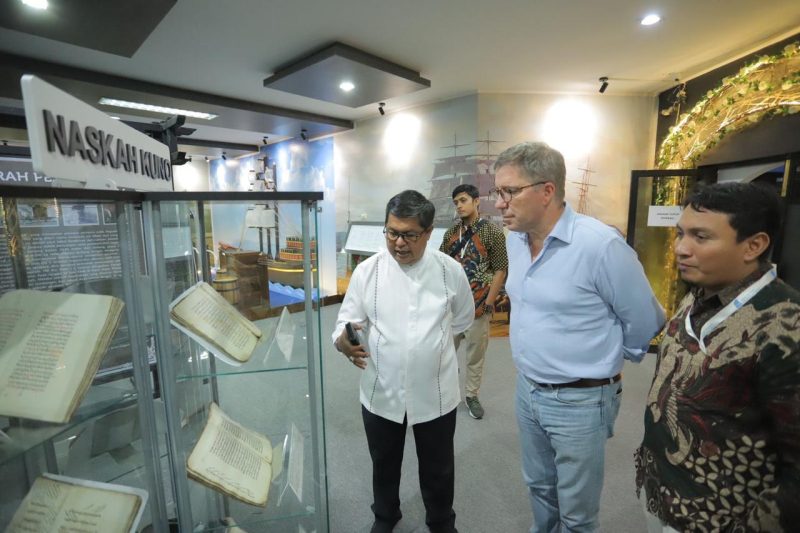 Kepala Dinas Perpustakaan dan Kearsipan Aceh Dr. Edi Yandra, S.S.TP, M.SP saat mendampingi pengunjung asal luar negeri di salah satu ruang diorama.(Foto dok DPKA)