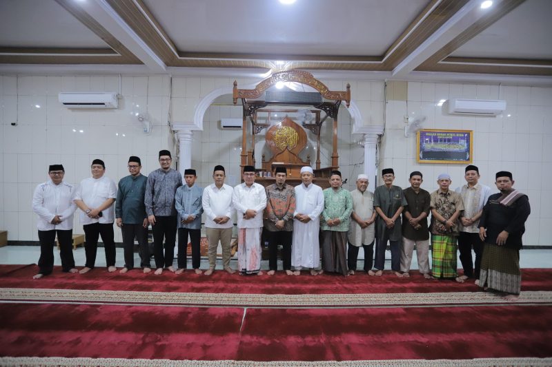 Kepala Dinas Perpustakaan dan Kearsipan Aceh, Dr Edi Yandra S.STP, M.SP, melaksanakan kegiatan Safari Ramadhan Pemerintah Aceh Tahun 2024 /1445 H, dengan mengunjungi beberapa masjid di Kabupaten Aceh Barat, Kamis (28 Maret 2024).