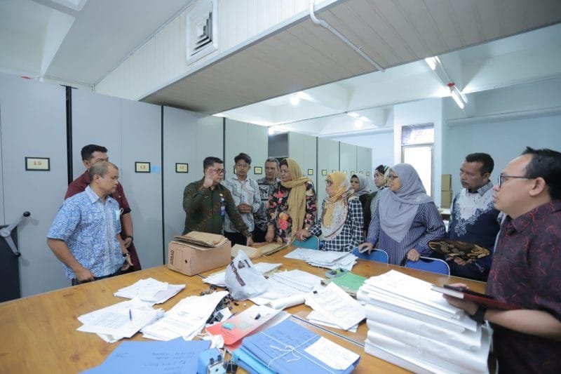 Kepala Dinas Perpustakaan dan Kearsipan Aceh, Dr Edi Yandra S.STP, M.SP berama staf.(Foto dok DPKA)