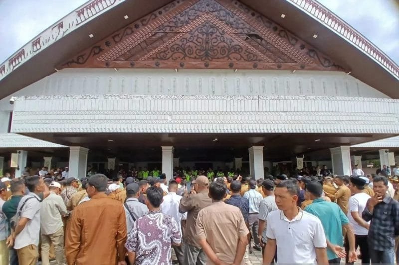 Ratusan kepala desa saat melakukan aksi damai ke kantor DPR Aceh terkait masa jabatan delapan tahun masuk dalam revisi UUPA, di Banda Aceh, Jumat (19/4/2024) (ANTARA/Rahmat Fajri).