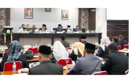 Rapat Paripurna DPR Aceh bersama Penjabat Gubernur Aceh, Bustami Hamzah, tentang penyampain LKPJ Pemerintah Aceh 2023. Foto: Dokumentasi Humas DPR Aceh.