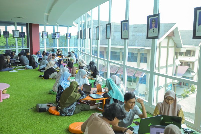 Pengunjung yang didominasi mahasiswa ramai mengunjungi Perpustakaan Aceh selama bulan suci ramadan.