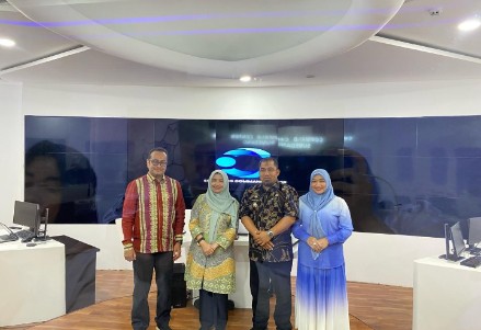 Pj Bupati Aceh Besar Muhammad Iswanto SSTP MM bersama Ketua TP PKK Cut Rezky Handayani SIP MM, turut didampingi Plt Kepala Diskominfo Aceh Besar Khairul Huda SIKom MM mengunjungi Sumedang Comand Center di Sumedang, Jawa Barat, Rabu (8/5/2024). FOTO/ DOK KOMINFO ABES