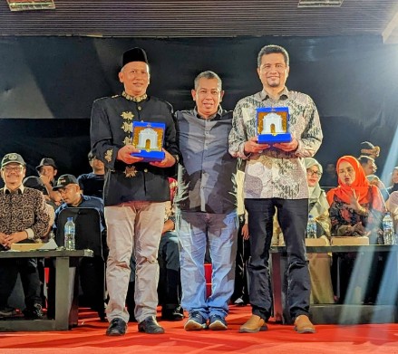 Kadisparpora Aceh Besar Abdullah SSos menerima penghargaan Kongres Peradaban Aceh (KPA) II ISBI Aceh, di Lapangan Bungong Jeumpa, Kota Jantho, Rabu (8/5/2024).FOTO/ MC ACEH BESAR