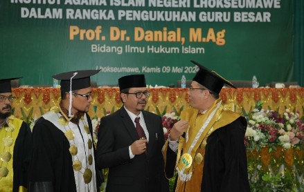 Penjabat (Pj) Sekretaris Daerah Aceh, Azwardi, menghadiri pengukuhan Rektor Institut Agama Islam Negeri (IAIN) Lhokseumawe Prof. Dr. Danial,  M.Ag sebagai Guru Besar Bidang Hukum Islam, di Gedung Serbaguna IAIN Lhokseumawe, Kamis, (9/5/2024).