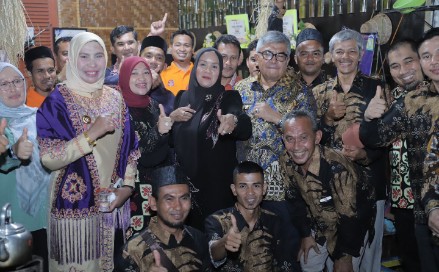 Foto bersama Pj Gubernur Aceh Bustami Hamzah, Pj Bupati Aceh Besar Muhammad Iswanto, Kepala DPMG Aceh Besar Carbaini SAg, saat meninjau stand Aceh Besar, di Alun-Alun Suka Makmue, Kabupaten Nagan Raya, Kamis (9/5/2024) malam. FOTO/ PROKOPIM PEMKAB ACEH BESAR