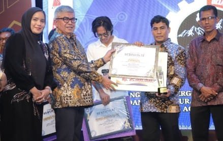 Pj Gubernur Aceh Bustami SE MSi menyerahkan penghargaan Juara I Posyantek terbaik tahun 2024 kepada Faisal, Ketua Posyantek Naturi Aceh Besar, usai pembukaan TTG ke-25 Aceh di Suka Makmue, Nagan Raya, Kamis (9/5/2024) malam. FOTO/PROKOPIM PEMKAB ACEH BESAR