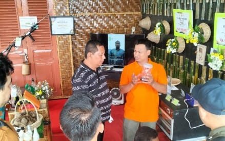 Inventor melayani pengunjung di Stand TTG Aceh Besar di Alun-alun Suka Makmue, Nagan Raya, Jum'at (10/5/2024).FOTO/ MC ACEH BESAR
