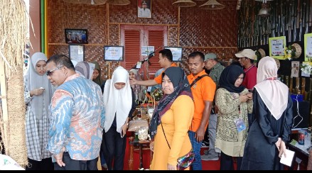 Warga antusias mengunjungi stand gelar TTG Aceh Besar di Nagan Raya, Sabtu (11/5/2024) FOTO/MC ACEH BESAR