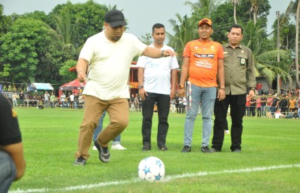 Pj Bupati Aceh Besar Muhammad Iswanto, SSTP, MM, melakukan tendangan perdana pada pembukaan turnamen sepak bola PS AMLA Tahun 2024, di Lapangan Sepak Bola Gampong Lamteungoh, Kecamatan Ingin Jaya, Aceh Besar, Sabtu (11/5/2024) sore. FOTO/MC ACEH BESAR.