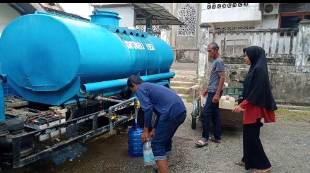 PDAM Tirta Mountala Aceh Besar menyalurkan air bersih untuk warga Lhoknga, Aceh Besar, Minggu (12/5/2024). FOTO/ DOK PDAM TIRTA MOUNTALA