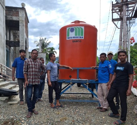 Direktur Utama PDAM Tirta Mountala Kabupaten Aceh Besar Ir Sulaiman MSi sedang menyuplai air bersih kepada warga Gampong Mon Ikeun Kecamatan Lhoknga, Aceh Besar, Senin (13/05/2024) FOTO/ DOK PDAM TIRTA MOUNTALA