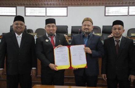 Pj Bupati Aceh Besar Muhammad Iswanto, S.STP MM didampingi Ketua DPRK Aceh Besar Iskandar Ali SPd MSi, wakil Ketua DPRK Aceh Besar, dan pejabat terkait lainnya foto bersama pada kegiatan penutupan Rapat Paripurna DPRK Aceh Besar dengan agenda penyampaian Rekomendasi DPRK Aceh Besar terhadap Laporan Pertanggungjawaban Bupati Aceh Besar Tahun Anggaran 2023 di Gedung DPRK Aceh Besar, Rabu (15/5/2024).
FOTO/ PROKOPIM PEMKAB ACEH BESAR