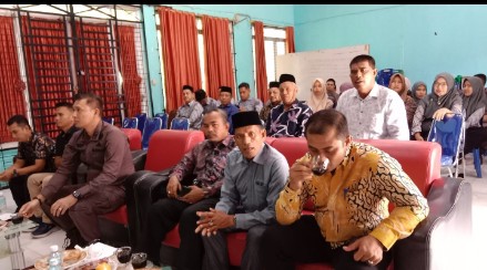 Tiga gampong dalam wilayah kecamatan Darul Imrah Kabupaten Aceh Besar diberikan pembinaan penerangan hukum oleh kejaksaan Negeri, di Aula kantor Camat Darul Imarah, Kamis (16/5/2024). FOTO/ MC ACEH BESAR