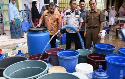 Pj Bupati Aceh Besar, Muhammad Iswanto, S.STP MM meninjau penyaluran air bersih dari PDAM Tirta Mountala Aceh Besar di Gampong Lamcok, Kecamatan Lhoknga, Aceh Besar, Kamis (16/05/2024). FOTO/MC ACEH BESAR