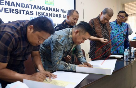 Plh Kepala Biro Biro Administrasi Pimpinan (ADPIM) Setda Aceh, M Gade, melakukan 
Penandatanganan MoU kerjasama mahasiswa/i magang antara Universitas Iskandar Muda dengan Biro ADPIM Setda Aceh, di Ruang Rapat S2 Fisipol Unida, Kamis, 16/5/2024.