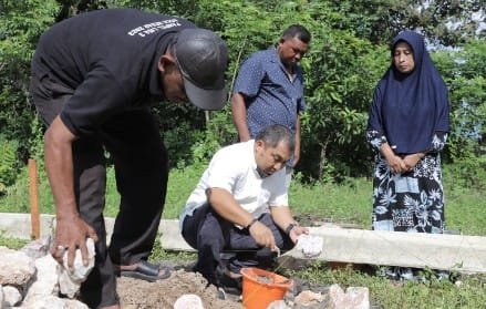 Pj Bupati Aceh Besar Muhammad Iswanto, S.STP MM melakukan peletakan batu pertama pembangunan rumah Aminah,  yang berdomisili di Gampong Bukit Meusara, Kecamatan Kota Jantho, Jumat (17/5/2024). FOTO/ PROKOPIM PEMKAB ACEH BESAR