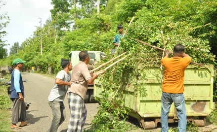 Pelaku usaha kuliner di Lampuuk - Lhoknga, bersama personel DLHK Aceh Besar berupaya memuat sampah dahan dan dedaunan kedalam truk, di jalan menuju objek wisata pantai Lampuuk, Kecamatan Lhoknga, Kabupaten Aceh Besar, Jumat (17/5/2024). FOTO/ MC ACEH BESAR