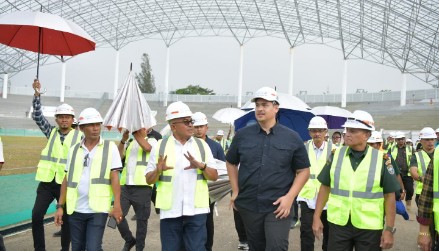 Pj. Gubernur Aceh, Bustami, SE. M. Si mendampingi Mempora RI,  Dito Ariotedjo dan rombongan meninjau progres pengerjaan venue PON XXI/2024 di Stadion Harapan Bangsa, Lhoong Raya, Banda Aceh, Sabtu, 18/05/2024