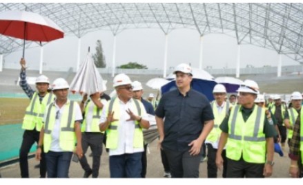 Pj. Gubernur Aceh, Bustami, SE. M. Si mendampingi Mempora RI, Dito Ariotedjo dan rombongan meninjau progres pengerjaan venue PON XXI/2024 di Stadion Harapan Bangsa, Lhoong Raya, Banda Aceh, Sabtu, 18/05/2024