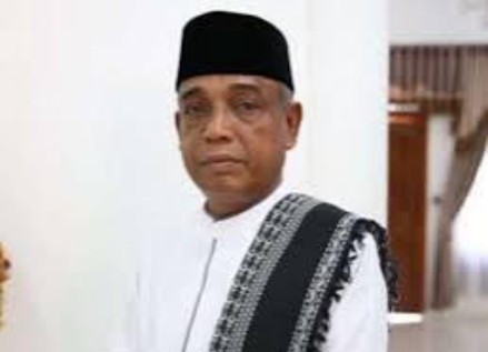 Tgk H Husaini A. Wahab atau akrab Waled Husaini Seulimuem.