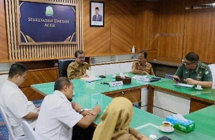 Sekda Aceh Azwardi dan Asisten II Mawardi beserta SKPA Terkait ikut meting Zoom Rakor Pengendalian Inflasi Tahun 2024 dengan Kemendagri di Ruang rapat Sekda Aceh, 20 /5/2024.