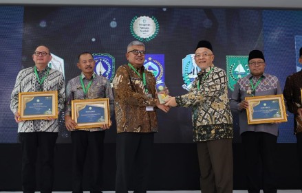 Keterangan Foto: Plt Direktur Eksekutif Komite Nasional Ekonomi Keuangan Syariah (KNEKS), Taufik Hidayat menyerahkan penghargaan kepada Penjabat (Pj) Gubernur Aceh, Bustami Hamzah, di Menara Syariah, Pantai Indah Kapuk 2, Tangerang, Banten, Senin 20 Mei 2024. (Foto: Humas BPPA)