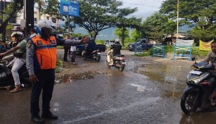 Petugas Dishub Aceh Besar melakukan pengawasan dan pengaturan lalu lintas di Pasar Induk Lambaro, Kabupaten Aceh Besar, Senin (20/5/2024) pagi. FOTO/ MC ACEH BESAR