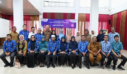 Kadis lDPPKBPP dan PA Aceh Besar Drs. Fadhlan, Kepala BKKBN Provinsi Aceh, Safrina Salim, SKM, MKes foto bersama peserta usai mengikuti kegiatan Fasilitasi dan Koordinasi Satgas Percepatan Penurunan Stunting Prov Aceh di Gedung Dekranasda, Gampong Gani, Kecamatan Ingin Jaya, Aceh Besar, Selasa (20/05/2024). FOTO/MC ACEH BESAR