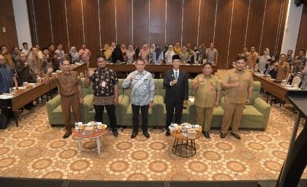 Asisten Administrasi Umum Setda Aceh Dr. Iskandar. AP membuka acara rakor pelaksana tugas dan wewenang GWPP pembina dan pengendali perangkat daerah kecamatan di Hotel Ayani Banda Aceh, 21/5/2024