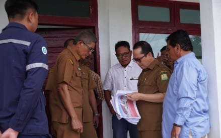Asisten III Sekdakab Jamaluddin bersama Kadis PUPR mengecek RAP pembangunan gedung SDN Bak Sukon Kecamatan Kuta Cot Glie, Aceh Besar, Selasa (21/05/2024). FOTO/MC ACEH BESAR.