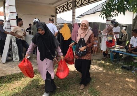Ibu-ibu rumah tangga nampak sedang membawa pulang sembako murah pada pergelaran pasar yang digelar pada Halaman Masjdi Gampong Baet, Kecamatan Baitussalam, Aceh Besar, Rabu (22/05/2024). FOTO/ MC ACEH BESAR
