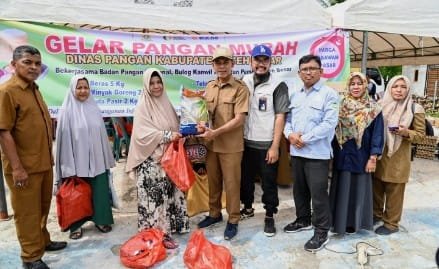 Kadis Pangan Aceh Besar, Alyadi,S.Pi, MM bersama Forkopimcam foto bersama seusai menyerahkan sembako murah secara simbolis saat gelar Pasar Murah di Halaman Meunasah Tungkop, Kecamatan Darussalam, Aceh Besar, Selasa (21/05/2024). FOTO/MC ACEH BESAR
