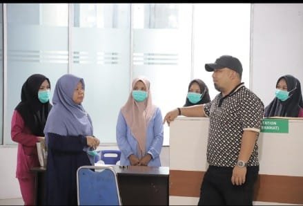 Pj Bupati Aceh Besar, Muhammad Iswanto SSTP MM, memantau operasional harian RSUD Aceh Besar di Indrapuri, Jumat (24/05/2024) siang. FOTO/ PROKOPIM PEMKAB ACEH BESAR