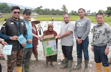 Pj Bupati Aceh Besar Muhammad Iswanto SSTP MM, Danlanud SIM Kolonel Pnb Hantarno Edi Sasmoyo, M.Han, Kadis Pertanian Aceh Besar Jakfar SP MSi, Kasatpol PP dan WH Aceh Besar Muhajir, SSTP, MPA, Kabag Perekonomian Setdakab Aceh Besar Darwan Asrizal, serta Camat Kuta Cot Glie Zulkifli S.Sos, saat menanam padi bersama di Desa Lambegak, Kecamatan Kuta Cot Glie, Aceh Besar, Sabtu (25/5/2024).FOTO/ PROKOPIM PEMKAB ACEH BESAR