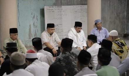Pj Bupati Aceh Besar, Muhammad Iswanto SSTP MM memimpin langsung rombongan Balee Beut (balai pengajian) Meuligoe Bupati Aceh Besar, bersamadiyah dan berdoa untuk almarhum Tgk Husaini bin Abu Abdul Wahab atau Waled di Komplek Dayah Ruhul Fata, Seulimuem, Jumat (24/05/202) bakda magrib. FOTO/ PROKOPIM PEMKAB ACEH BESAR