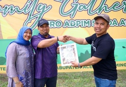 Plh Kepala Biro Administrasi Pimpinan Sekda Aceh Gade Ridwan menyerahkan piagam penghargaan kepada Pj. bupati Aceh Besar Muhammad Iswanto, S.STP, MM yang baru saja menjabat sebagai kepala DPMPTSP Aceh di Taman Tepi laut Aceh Besar 26/05/2024