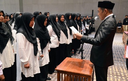 Ketua KIP Aceh Besar, T Khairun Salim melantik dan mengambil sumpah dalam Pelantikan PPS untuk Pemilihan Gubernur dan Wakil Gubernur Aceh, Bupati dan Wakil Bupati Aceh Besar Thn 2024 di Gedung Seulawah Hall-The Pade Hotel, Gampong Kameu, Kecamatan Darul Imarah, Aceh Besar, Minggu (26/05/2024). FOTO/MC ACEH BESAR