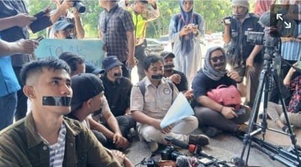Sejumlah wartawan melakukan aksi bungkam dengan melakban mulut di depan Gedung DPRA, Banda Aceh, Senin (27/5/2024)
