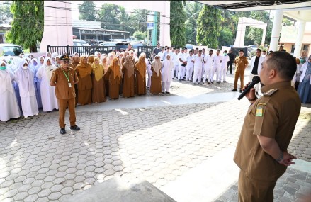 Pj Bupati Aceh Besar, Muhammad Iswanto, S.STP MM pimpin upacara apel bersama sekaligus memberikan arahan di RUSD Aceh Besar, Kecamatan Indrapuri, Aceh Besar, Senin (27/05/2024). FOTO/MC ACEH BESAR